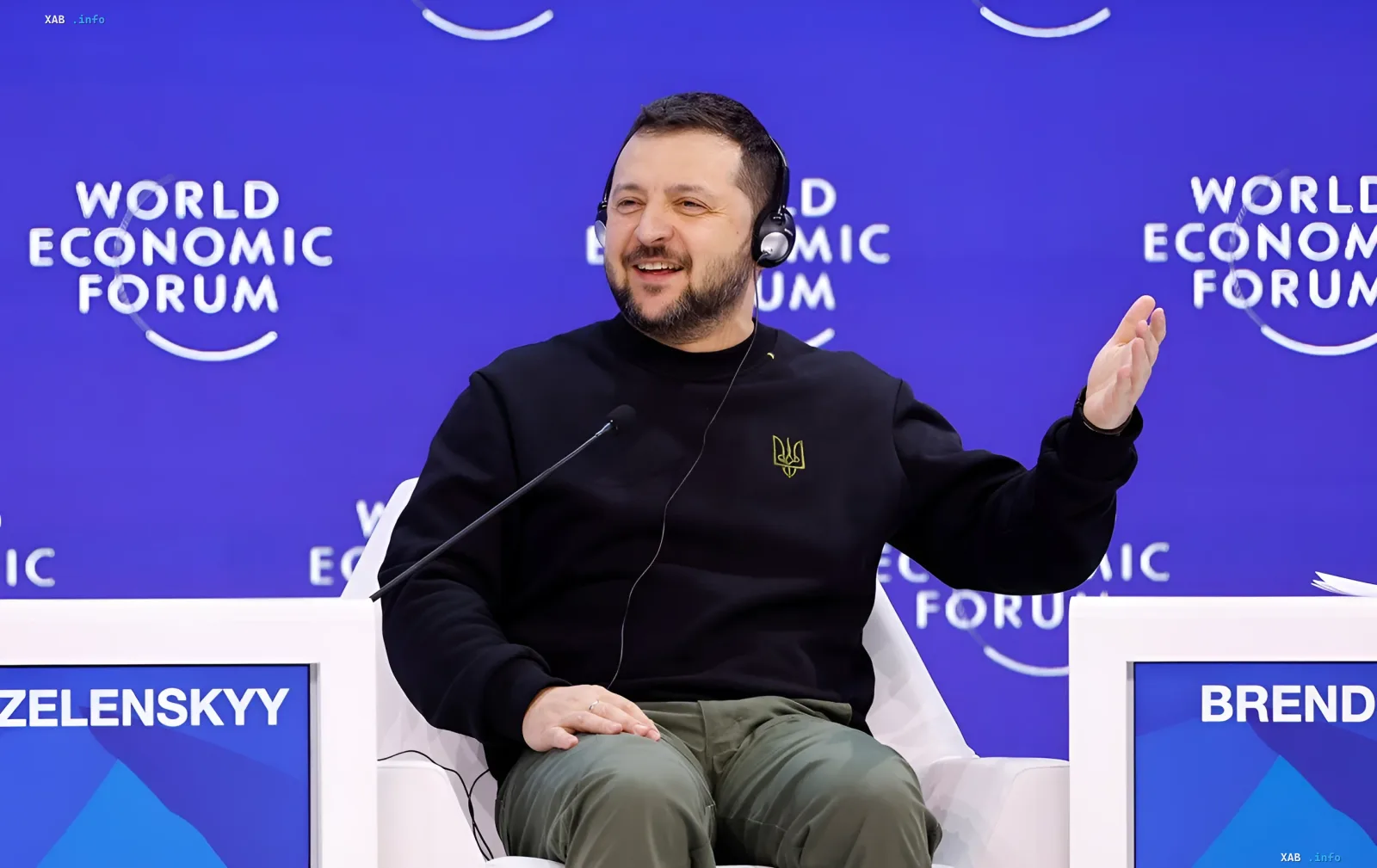 Президент Украины Владимир Зеленский в наушниках на Всемирном экономическом форуме в Давосе, обсуждая свой музыкальный плейлист