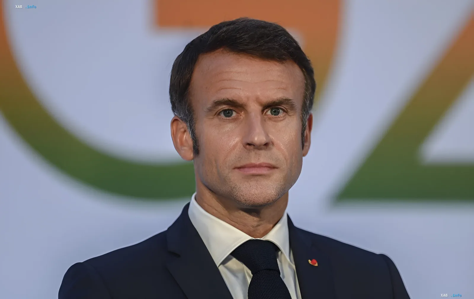 Президент Франции Эммануэль Макрон на фоне логотипа G7, подтверждая визит Зеленского в Эвиан для восстановления единства группы