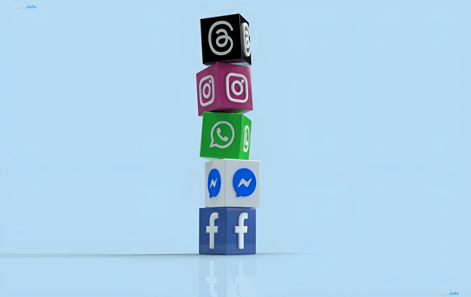 Стек кубиков с логотипами Facebook, Instagram, WhatsApp и других сервисов Meta, символизирующий глобальный сбой платформы