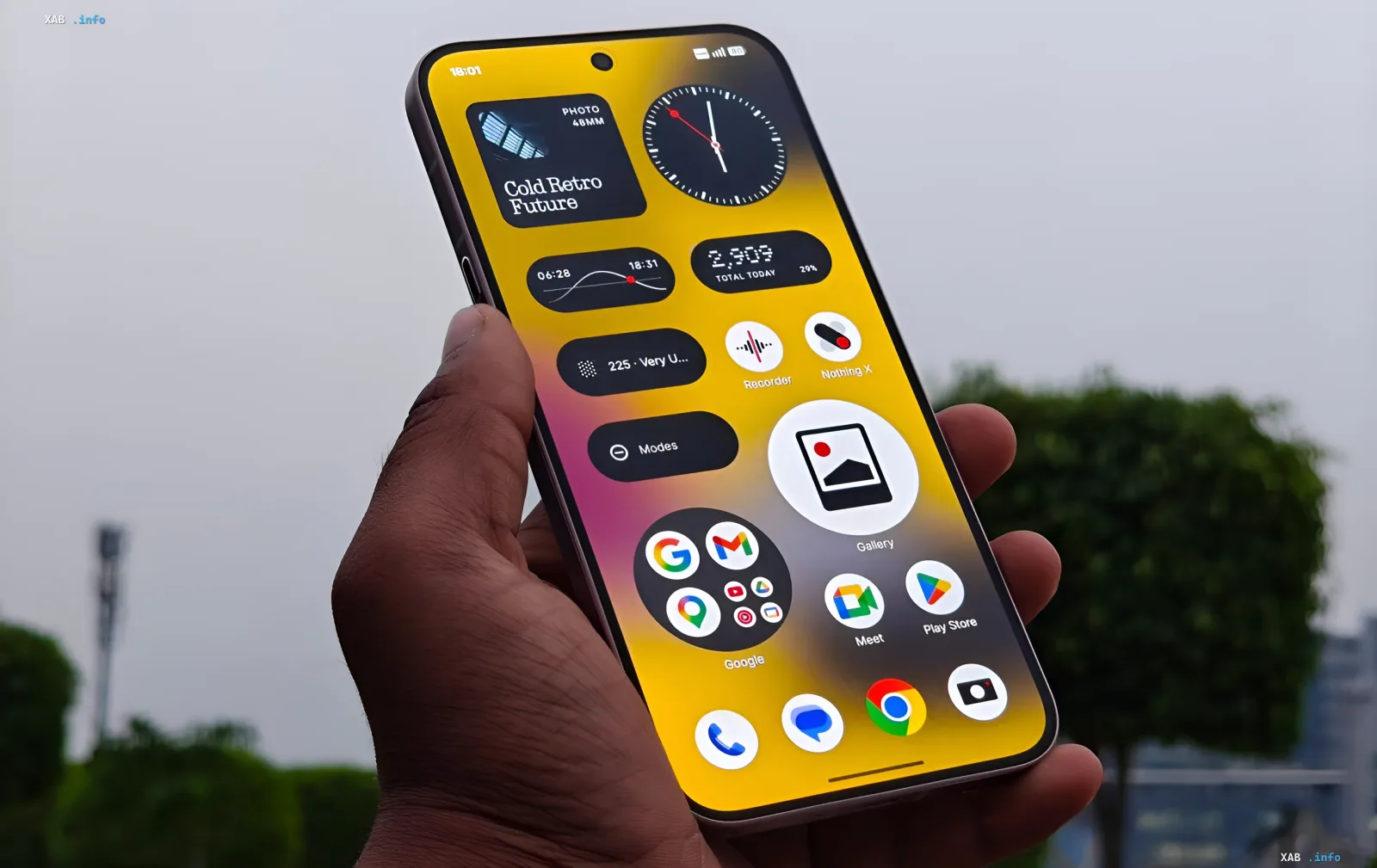 Смартфон Google Pixel с ярким желтым интерфейсом, демонстрирующий работу системы перед массовым сбоем после обновления