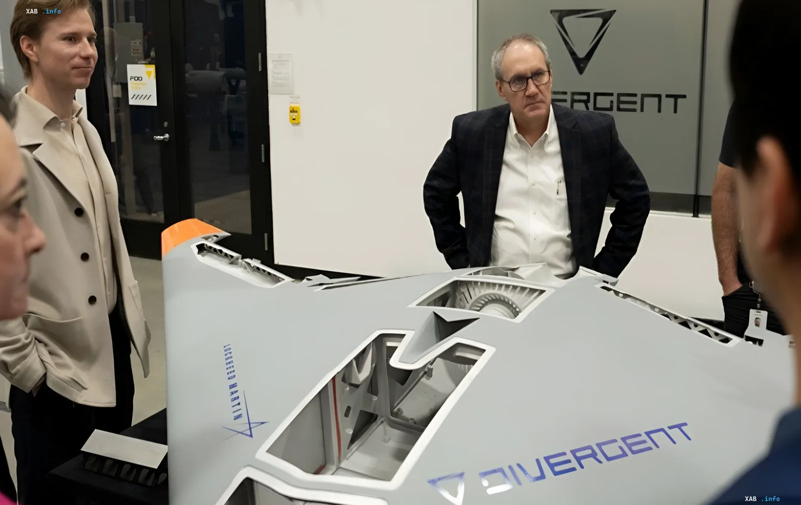 Инженеры Lockheed Martin и Divergent Aerospace изучают крупномасштабный 3D-печатный корпус военного дрона, демонстрирующий скорость производства