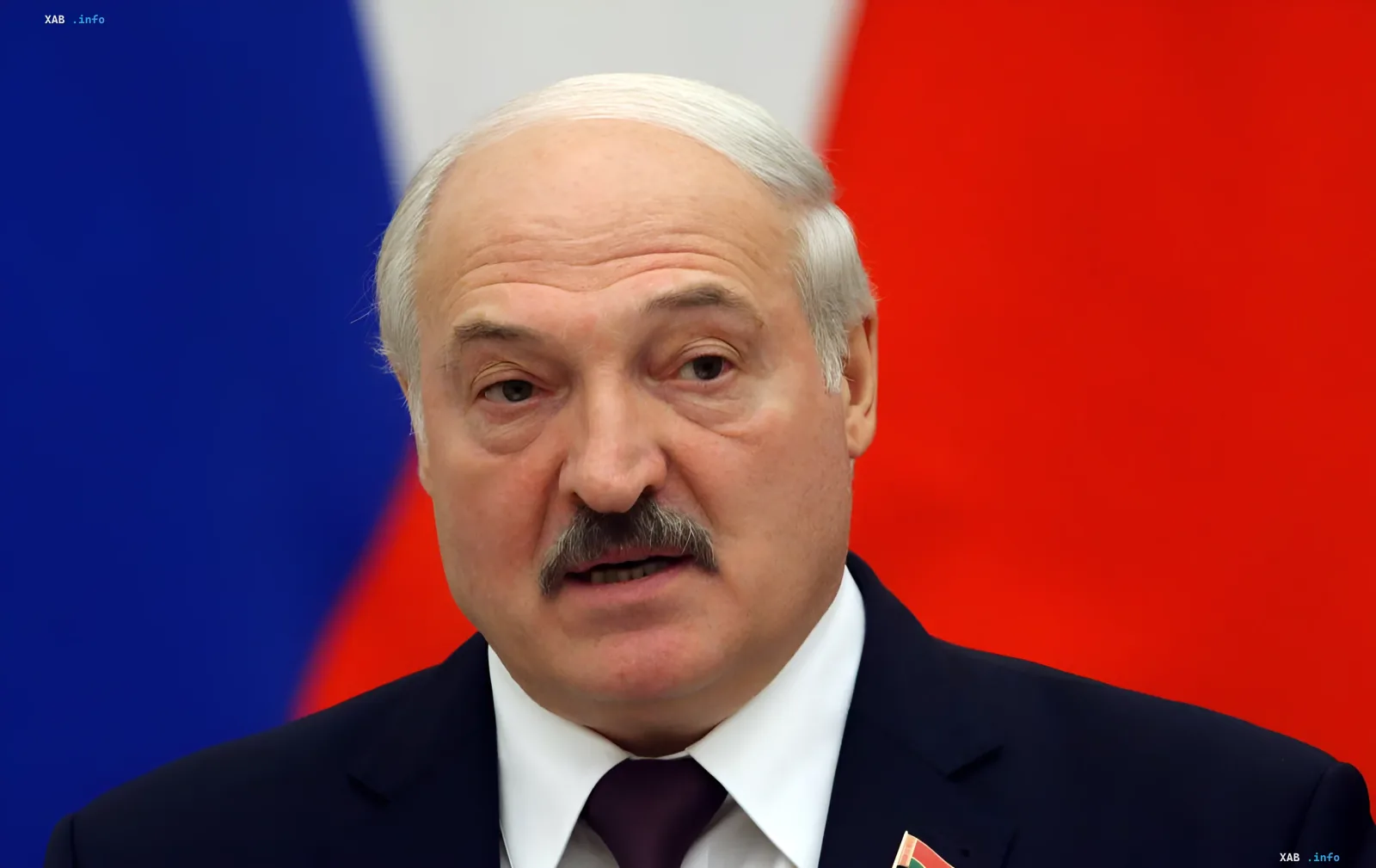Александр Лукашенко на фоне флагов России и Беларуси, обсуждая возможные сроки окончания войны в Украине