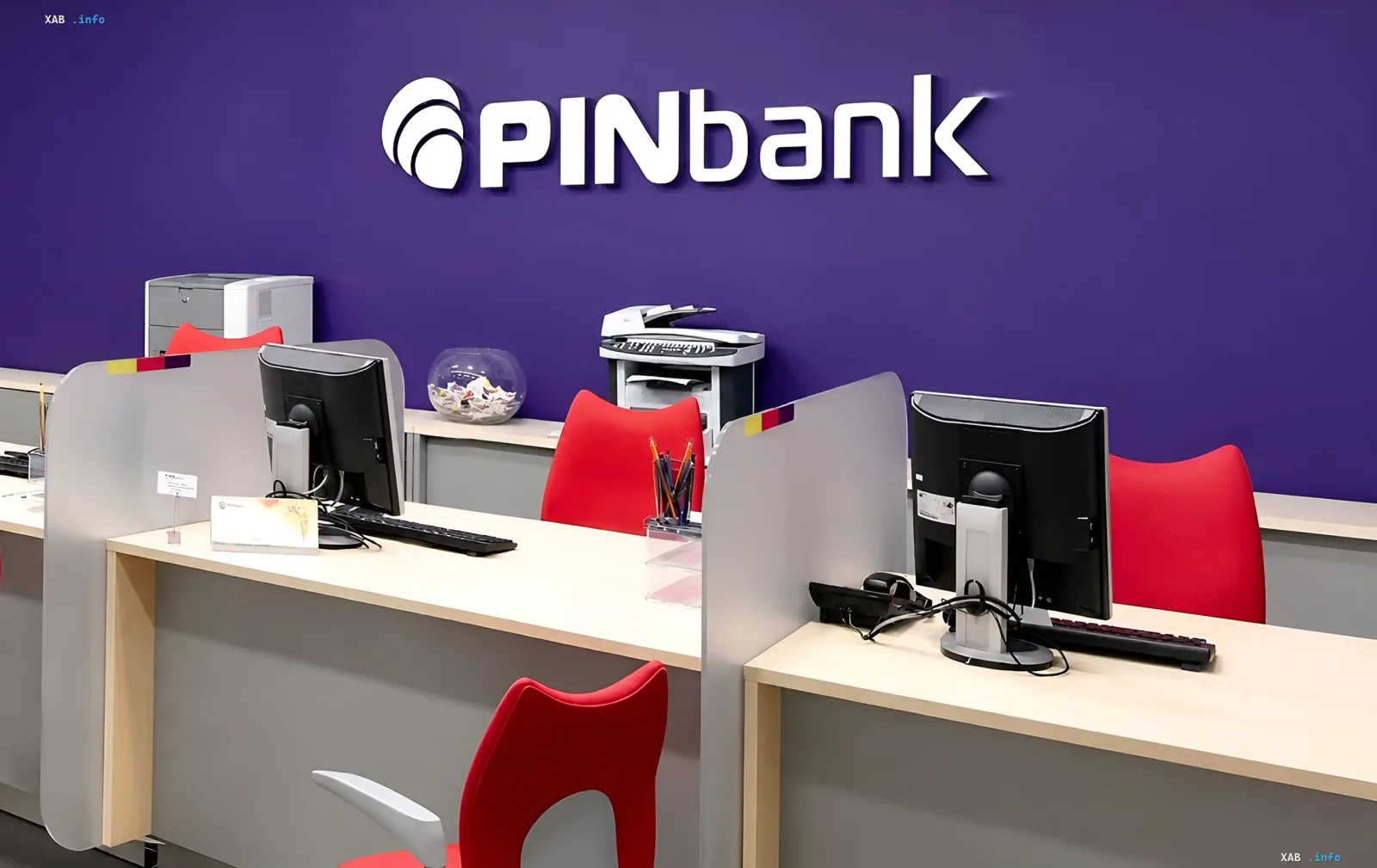 Офіс PINBank з логотипом на стіні та робочими місцями, що символізує відновлення повноцінної роботи банку після завершення процедури врегулювання Фондом гарантування