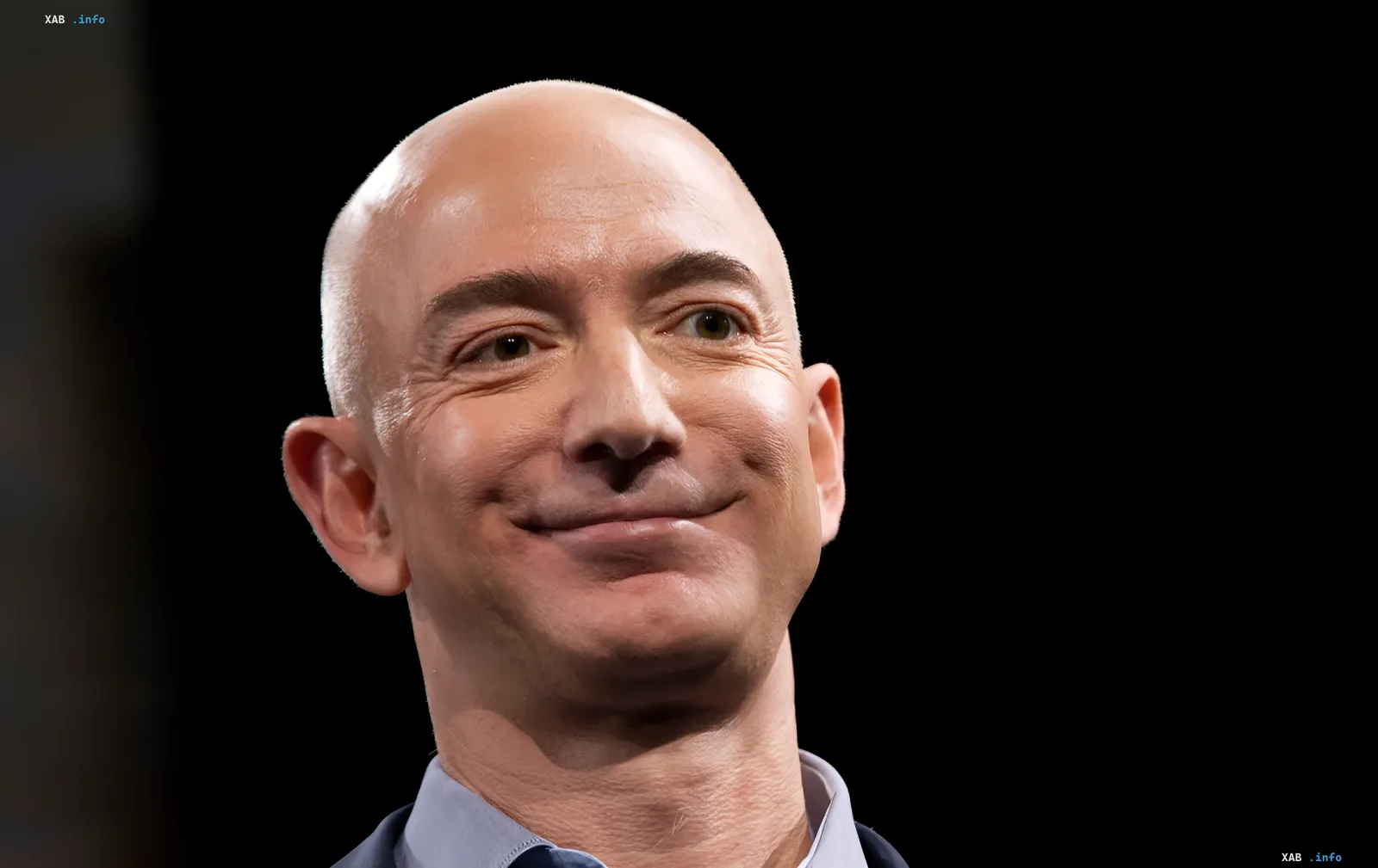 Jeff Bezos lächelt vor dunklem Hintergrund, symbolisiert den Start von Projekt Prometheus – einem KI-Ingenieur, der Konstruktionsbüros ersetzen soll
