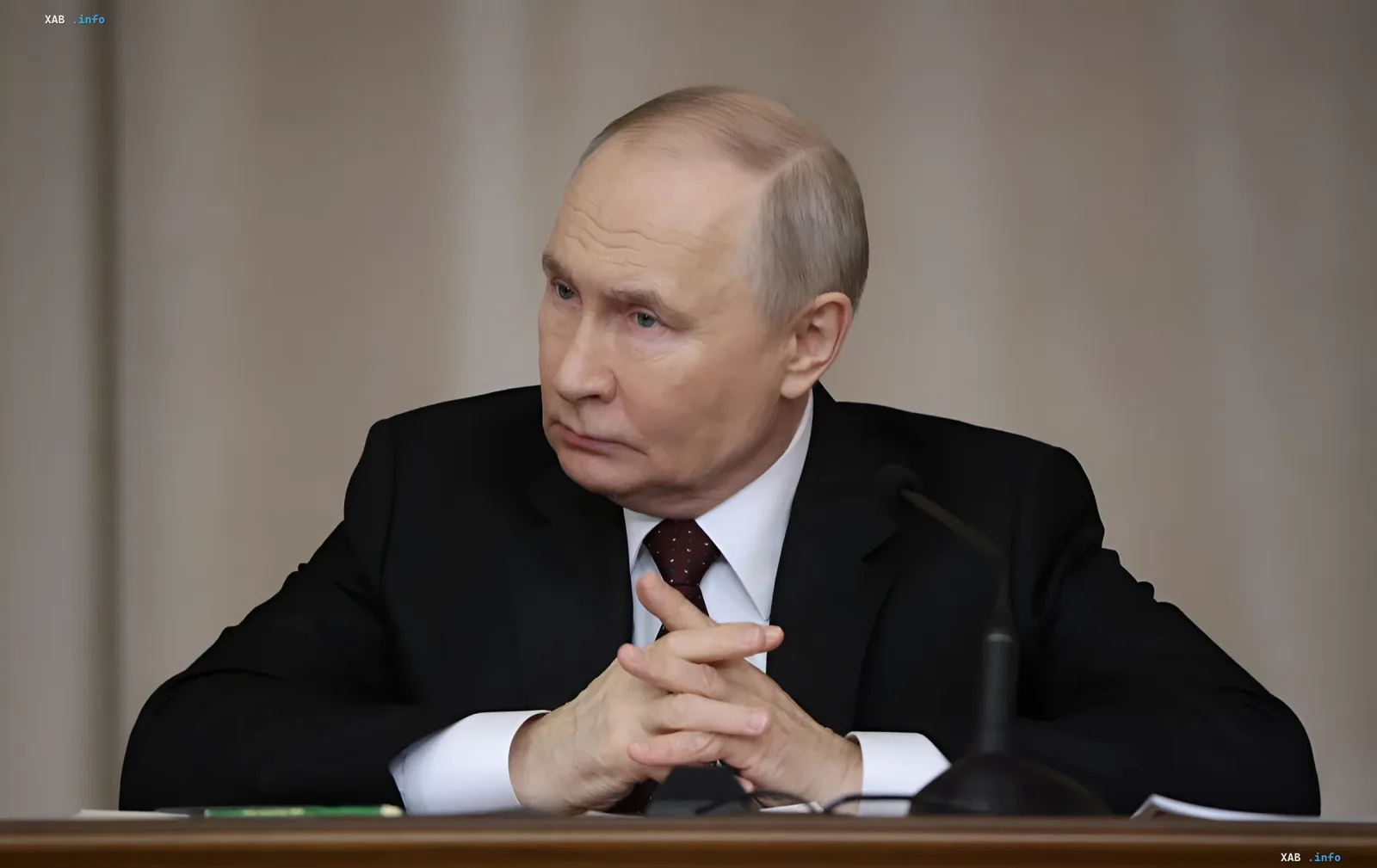 Vladimir Putin at a meeting: reveals the size of the grouping on the front