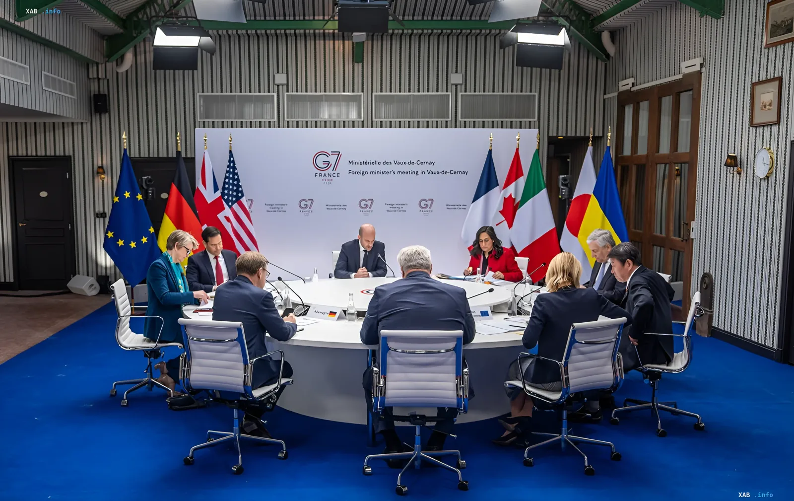 Встреча министров иностранных дел G7 в Во-де-Корне, Франция, с флагами стран-участниц на фоне