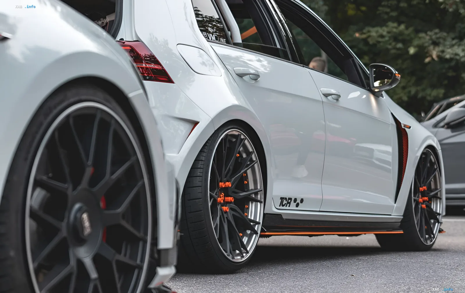 Белый Audi RS3 с агрессивным тюнингом: широкие диски, оранжевые акценты и аэродинамический обвес — пример стильного апгрейда в рамках закона