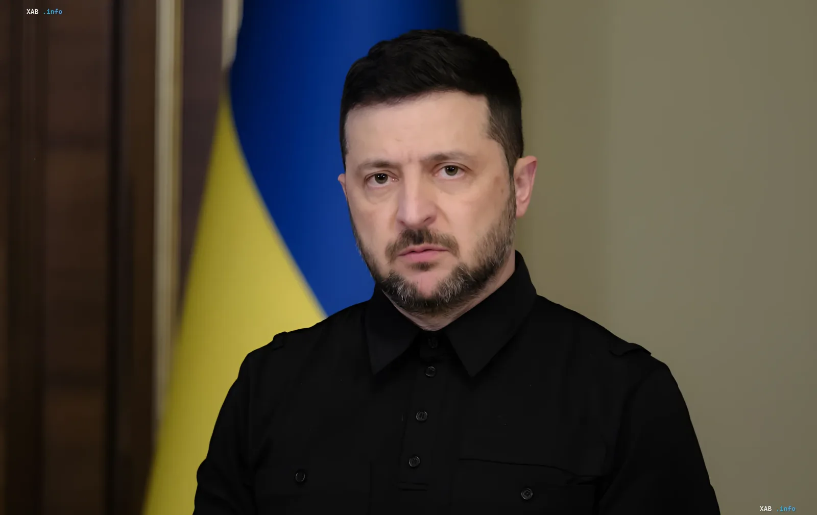 Президент Украины Владимир Зеленский в черной рубашке на фоне украинского флага, предупреждающий о новой волне ракетных атак и угрозе «Орешника»