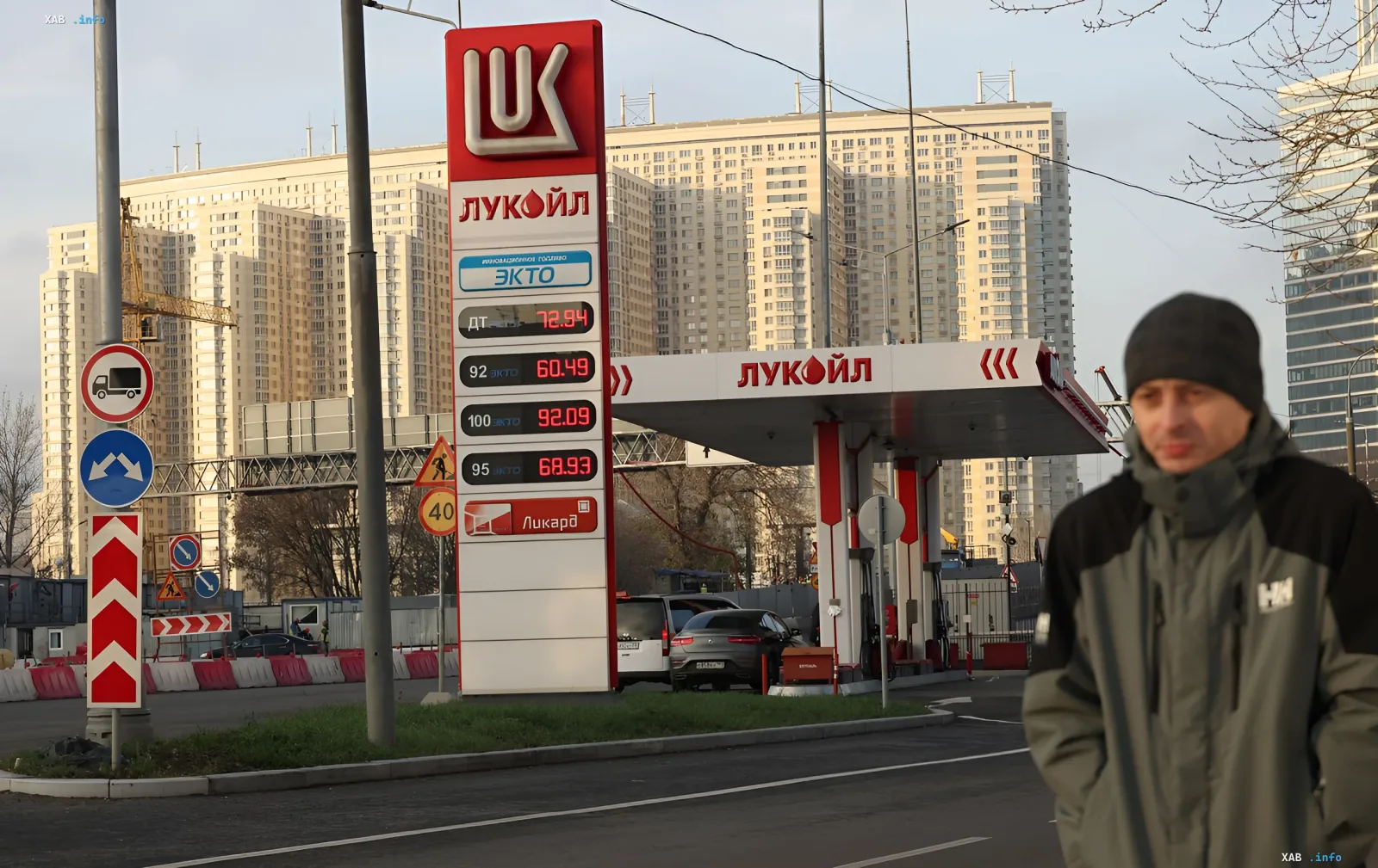 Заправна станція Лукойл у Москві з табло цін на бензин, що ілюструє ситуацію з дефіцитом палива та введенням лімітів на заправку.