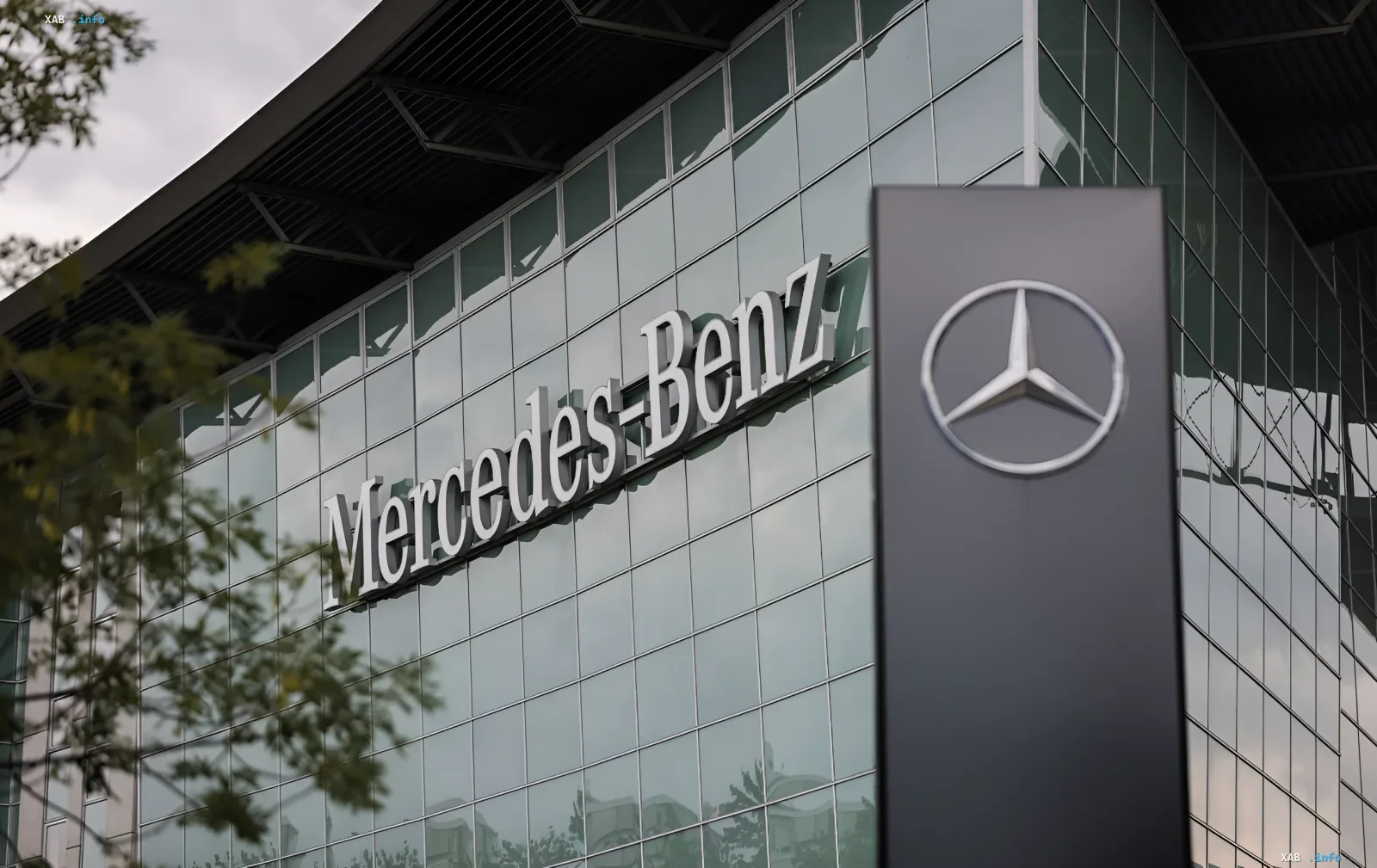Логотип Mercedes-Benz на фасаді сучасної будівлі: символ переходу європейського автогіганта до оборонного сектору