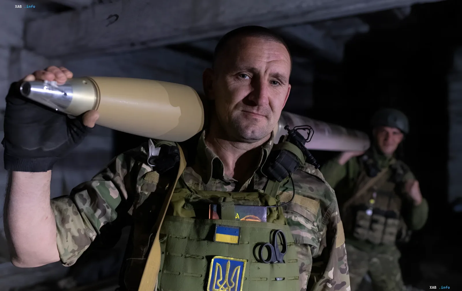 Украинский военный с гранатометом на плече, символизирующий службу и новые правила отсрочек после контракта