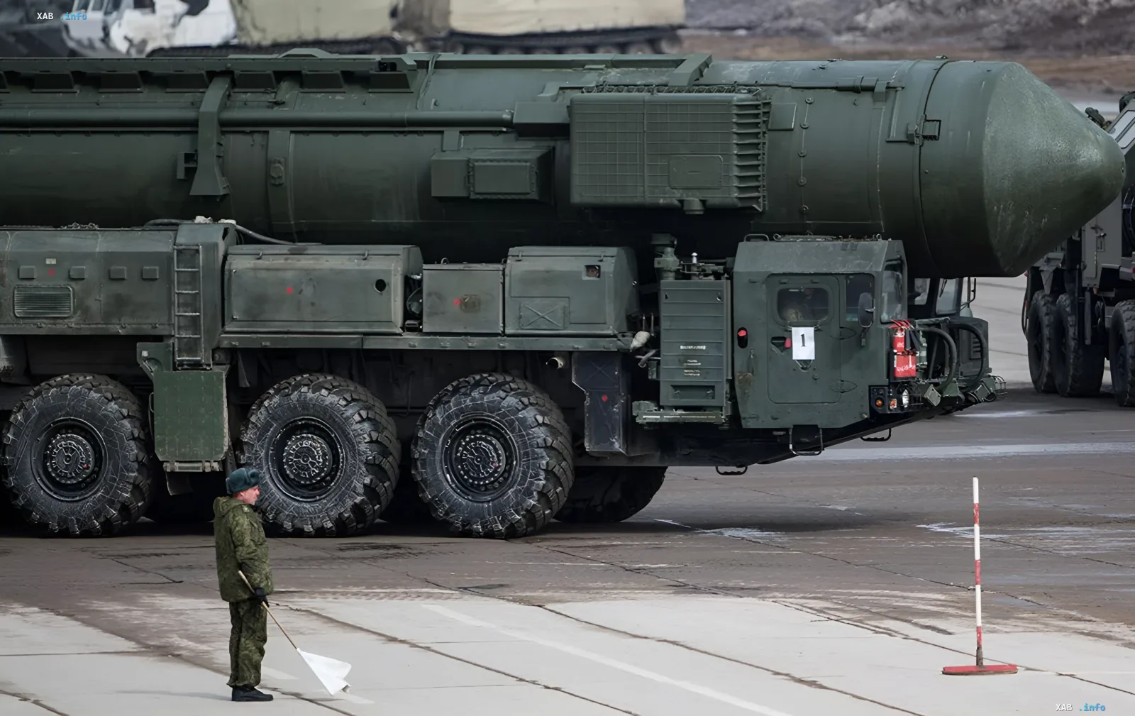Мобильный пусковой комплекс ракеты «Орешник» на параде в День России 12 июня — демонстрация военной мощи Кремля