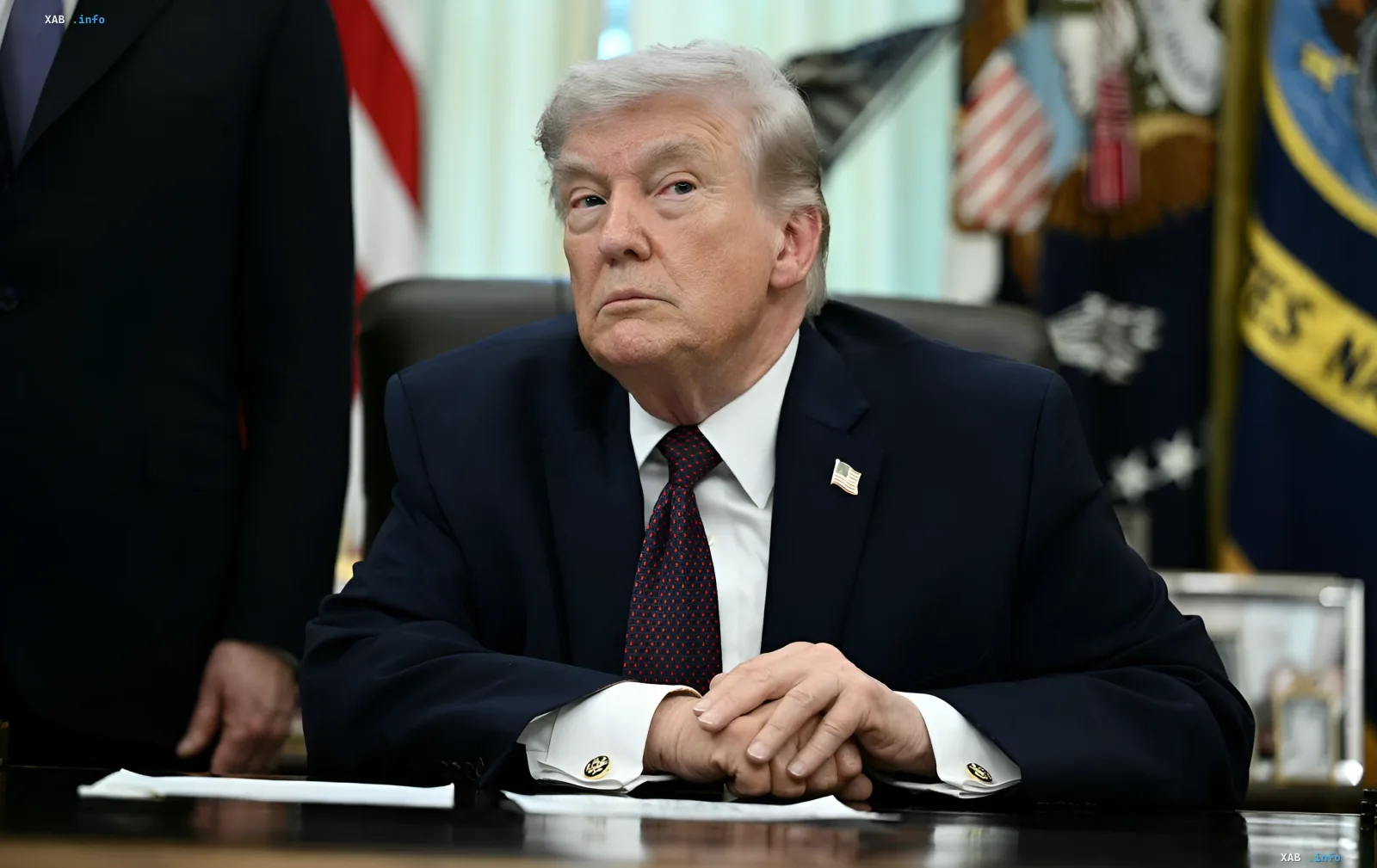 Дональд Трамп за столом в Овальному кабінеті, обговорюючи мирну угоду з Іраном