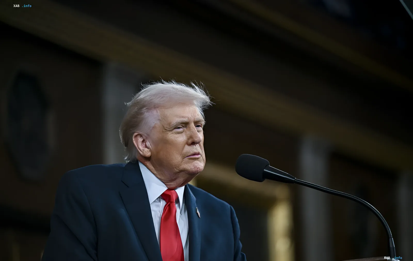 Дональд Трамп у микрофона, отменяющий операцию по захвату иранского урана
