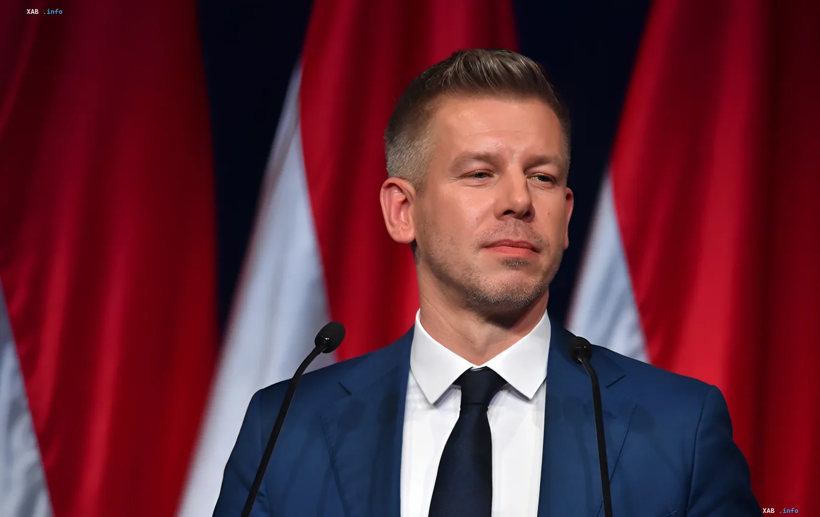 Politiker im blauen Anzug an der Rednertribüne vor Flaggen der Ukraine und Ungarns – Unterzeichnung des Abkommens über die Rechte der ungarischen Gemeinschaft