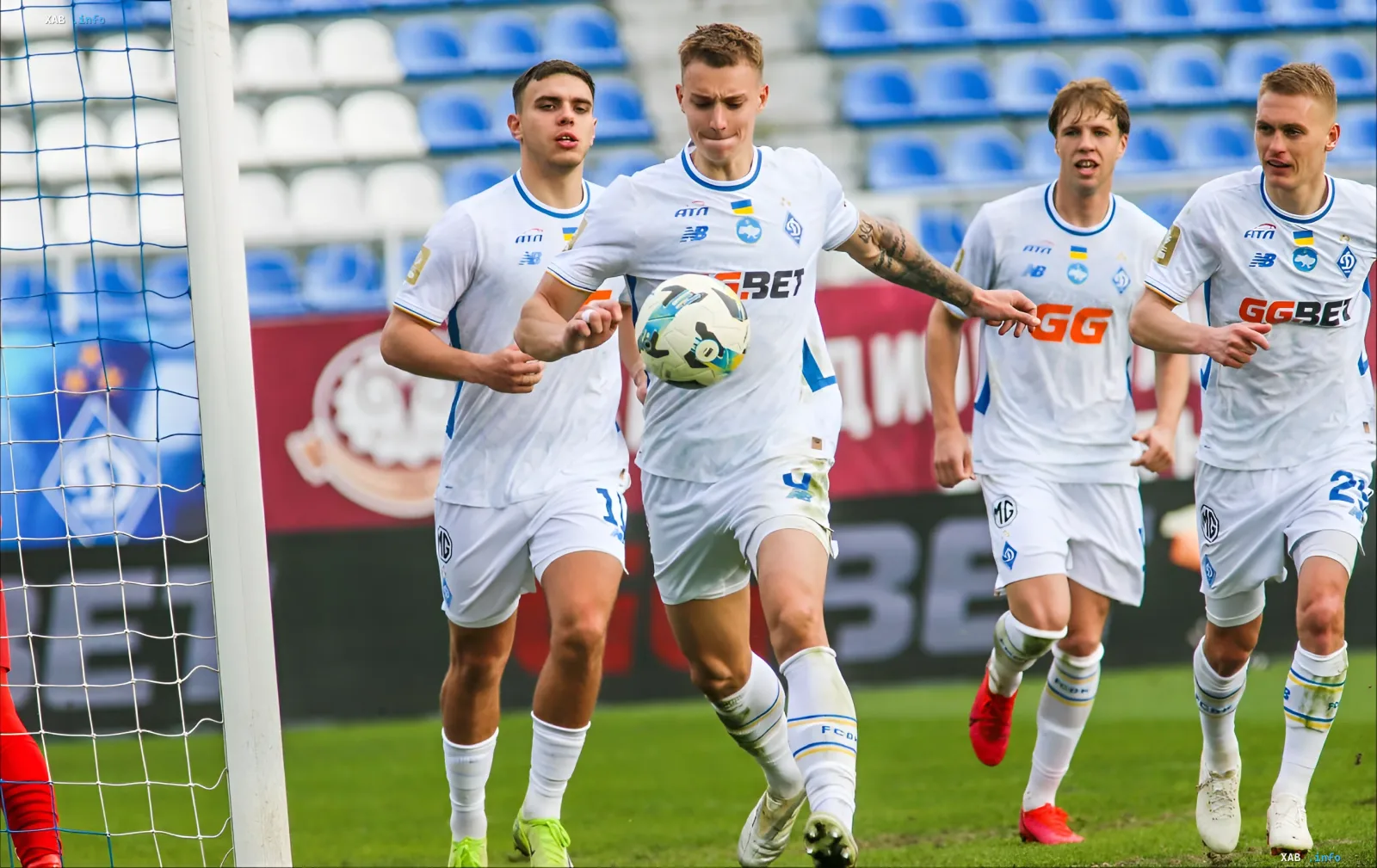 Spieler von Dynamo Kiew in weißen Trikots mit GG.BET-Logo trainieren vor der Saison 2026/2027 auf dem Platz