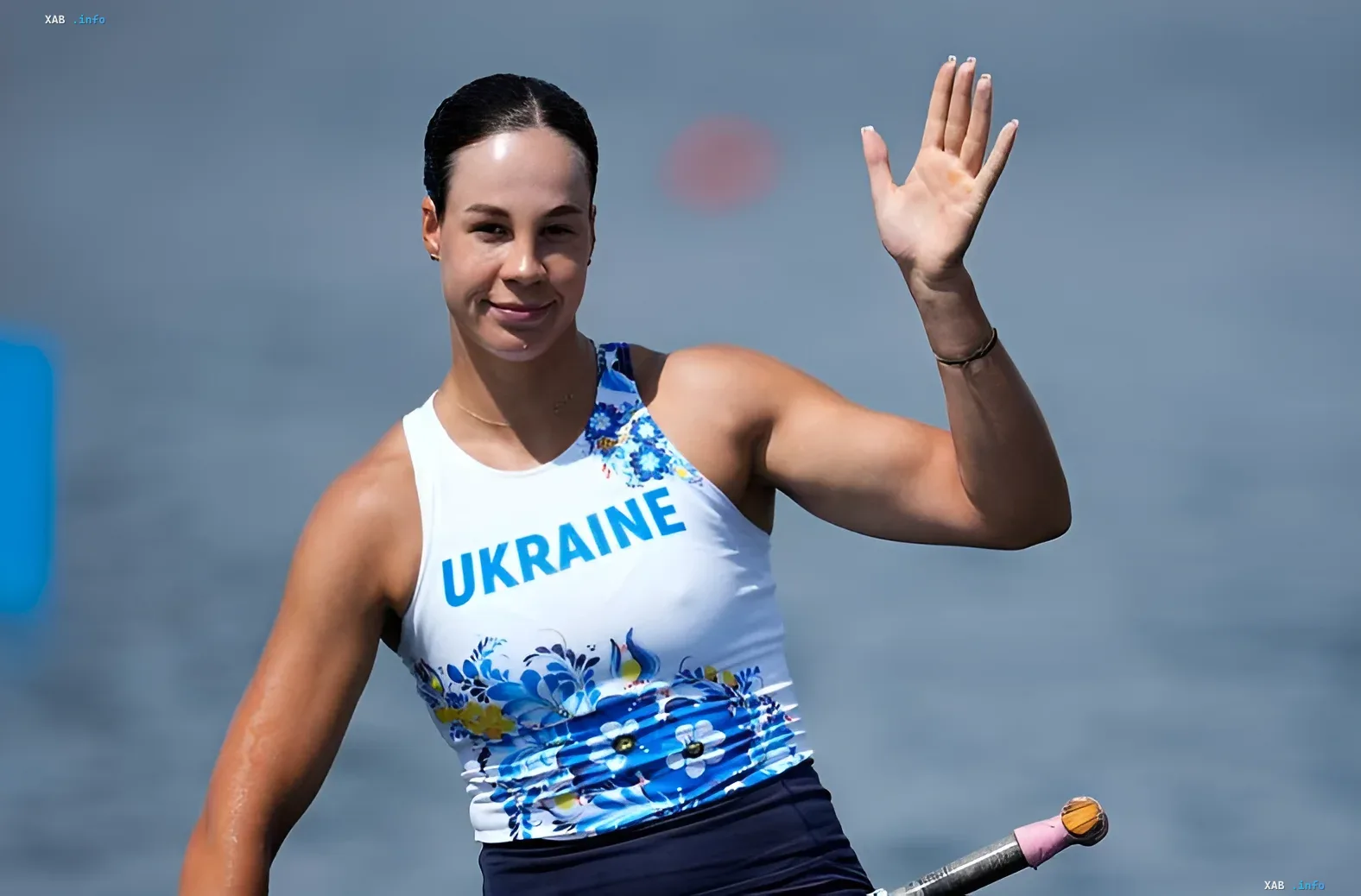 Лузан — чемпіонка Європи 2026 із золотим покером Українська каноеїстка Лузан махає рукою після перемоги на чемпіонаті Європи 2026, демонструючи золотий покер