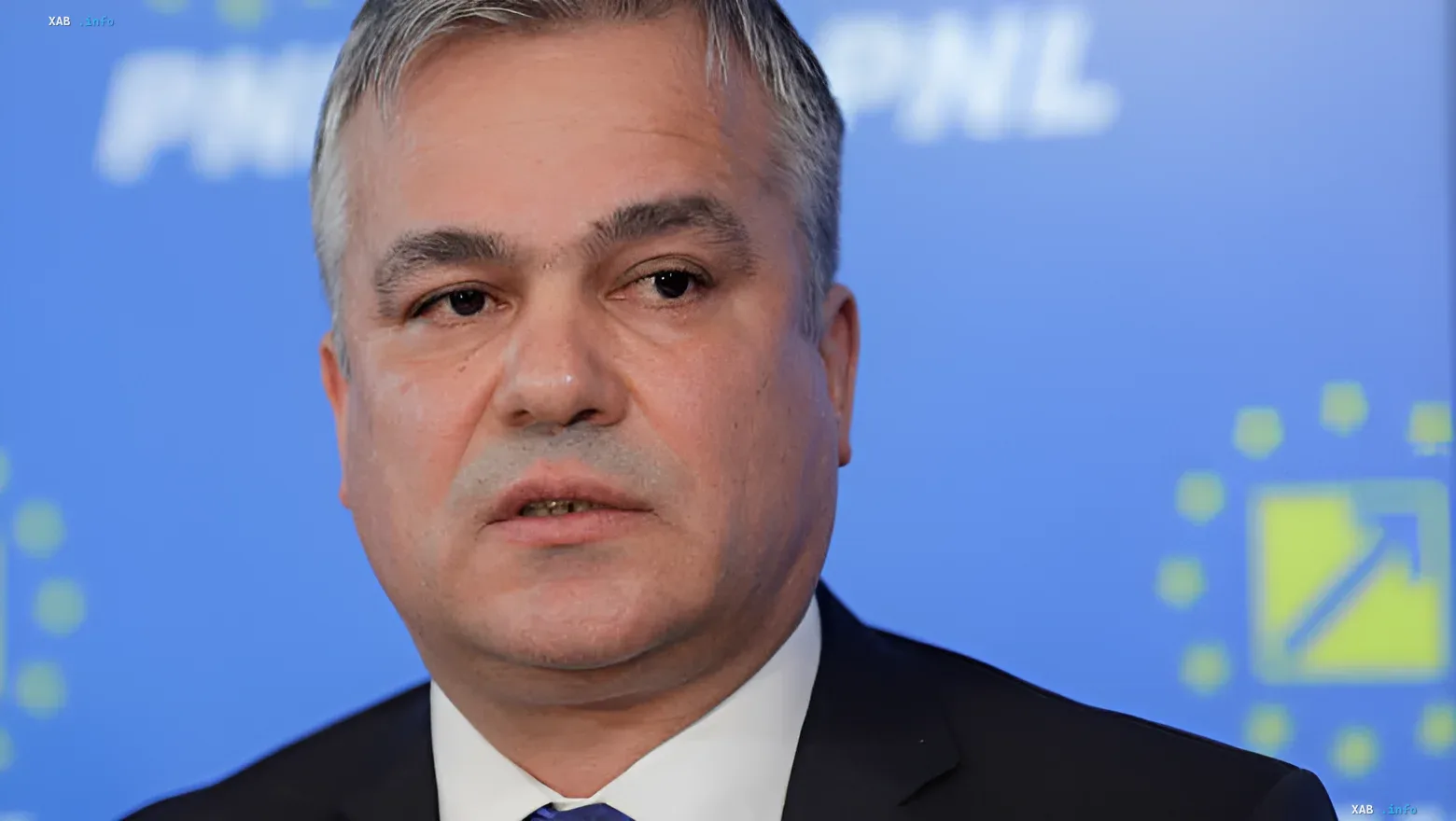 Никушор Дан, лидер ПНЛ, на фоне логотипа партии, обсуждает назначение нового премьера для спасения экономики Румынии
