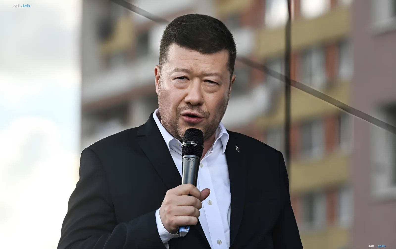 Лидер чешской партии СДПГ выступает с речью, требуя отмены статуса защиты для украинцев