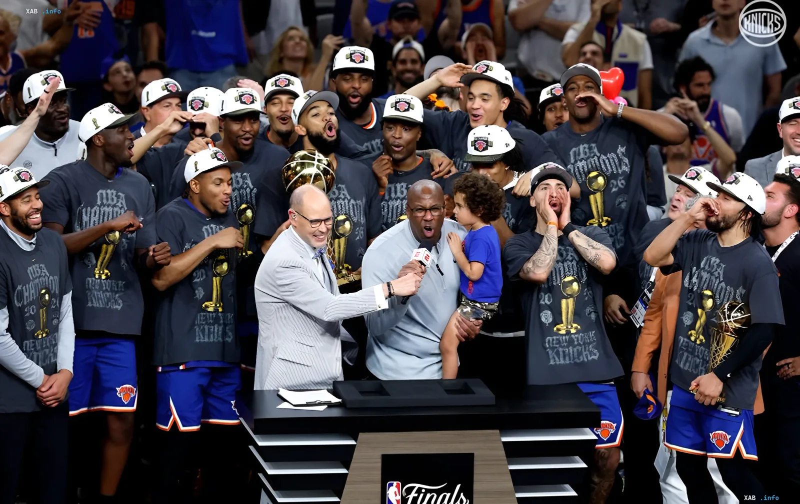 New York Knicks Spieler feiern NBA-Sieg mit Trophäe, aber Chaos auf den Straßen der Stadt