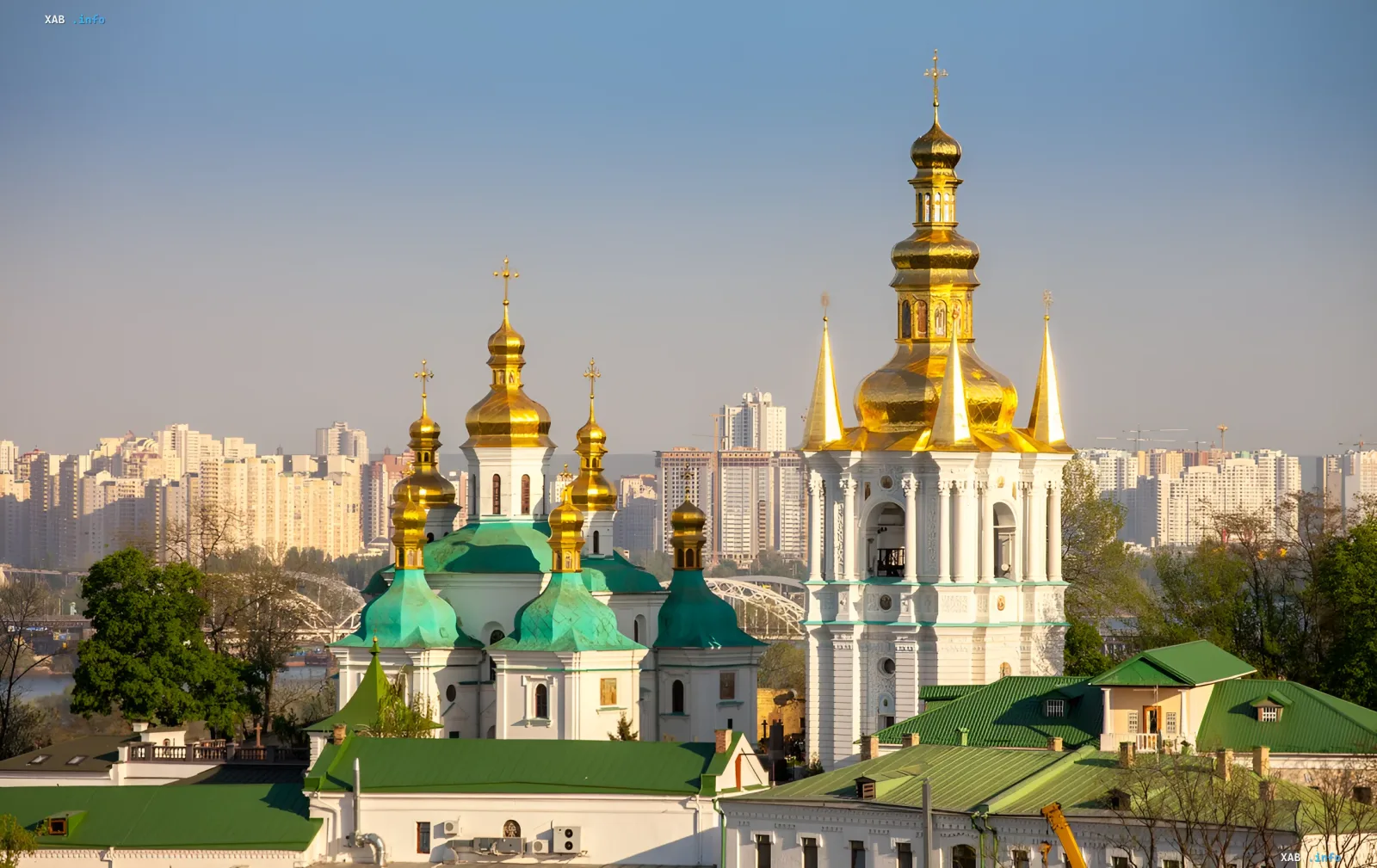Успенський собор Києво-Печерської лаври з золотими куполами на тлі міського пейзажу — об'єкт нападу російських сил