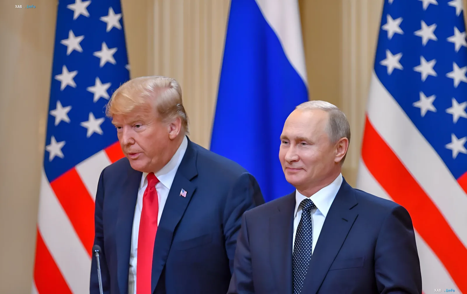 Дональд Трамп и Владимир Путин стоят рядом на фоне флагов США и России, обсуждая Украину, Иран и личные качества в день 80-летия Трампа