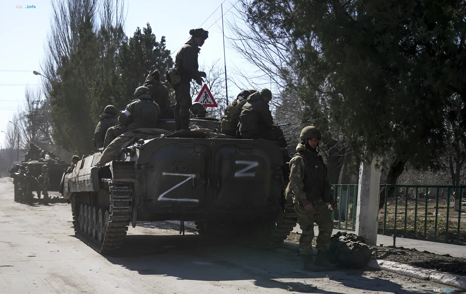 Российские военные на БМП с буквой Z на дороге, иллюстрирующие проблемы логистики и перенаправления маршрутов снабжения на юге из-за ударов по мостам