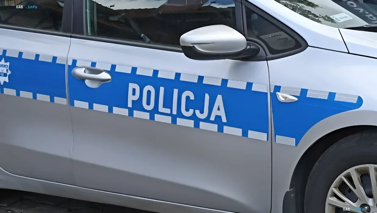 Поліцейський автомобіль у Польщі з написом 'POLICJA' — розслідування шокуючого знахідки решток 32 ненароджених дітей на ділянці патологоанатома