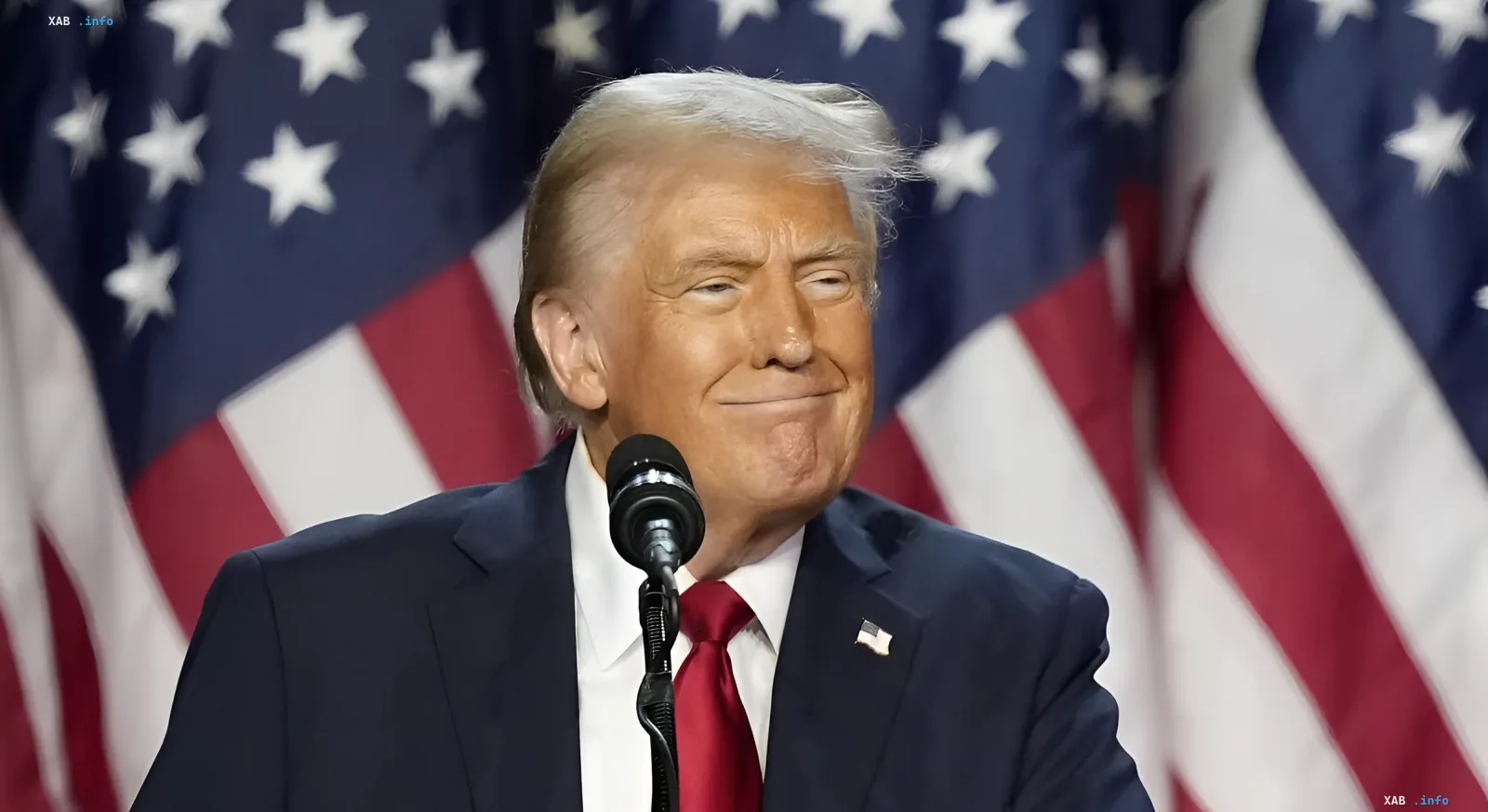 Дональд Трамп на фоне американских флагов, выражая решимость в контексте ультиматума Израилю по иранской сделке