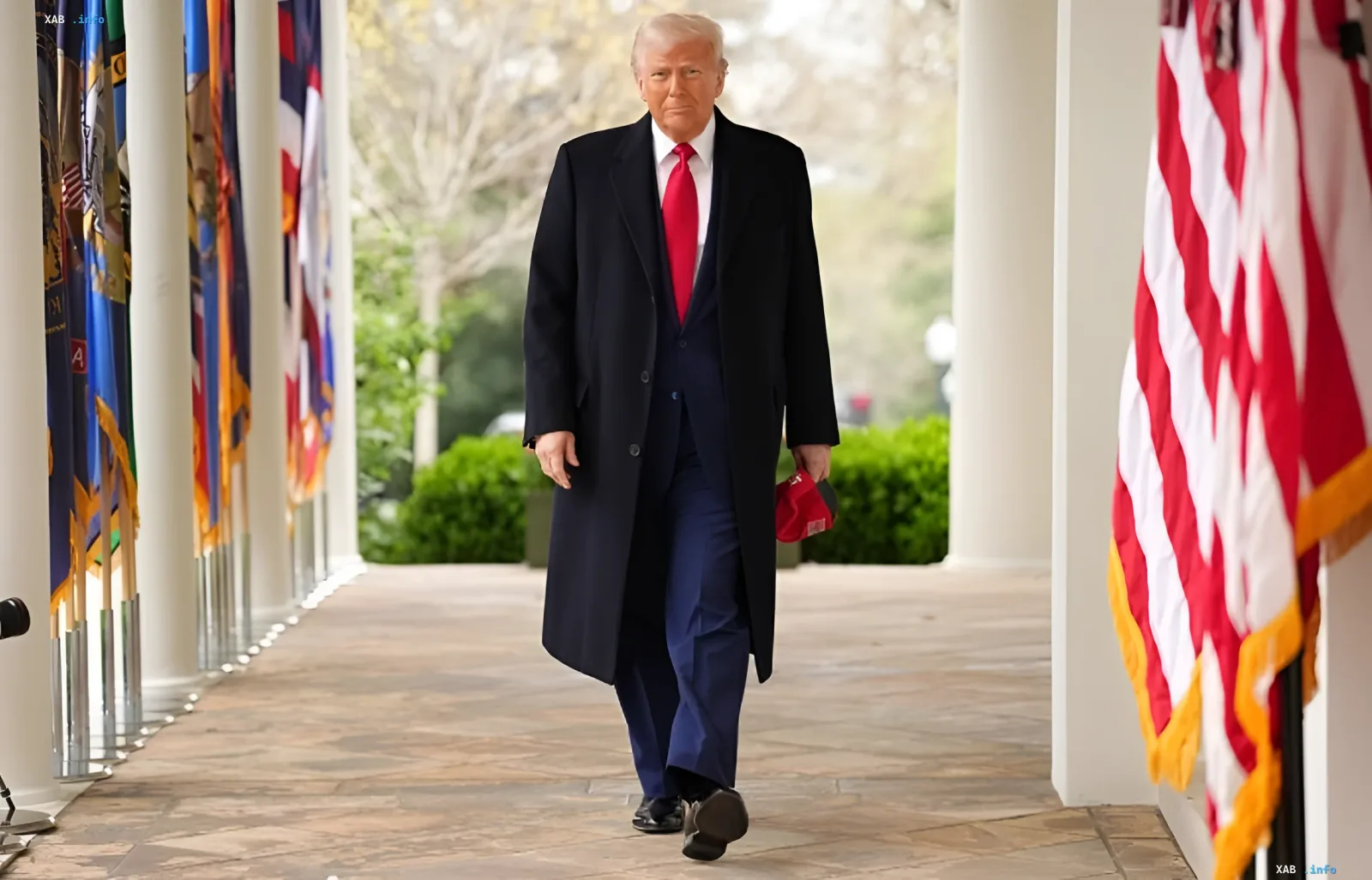 Трамп и его позиция по Израилю и Ирану Дональд Трамп идет по коридору с флагами, держа красную кепку, в контексте критики Израиля и сделки с Ираном