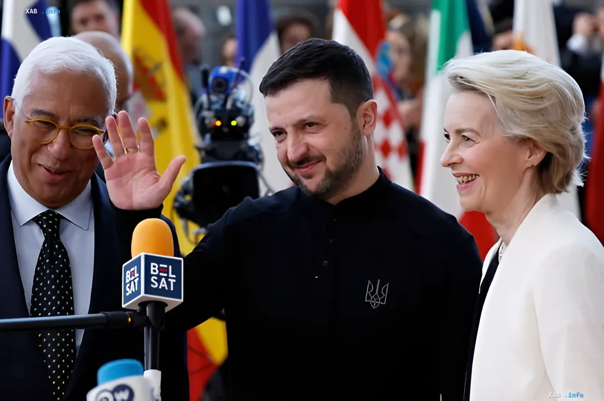 Президент Украины Владимир Зеленский, премьер-министр Молдовы Майя Санду и глава Еврокомиссии Урсула фон дер Ляйен на фоне флагов стран ЕС, символизируя начало переговоров о вступлении в ЕС