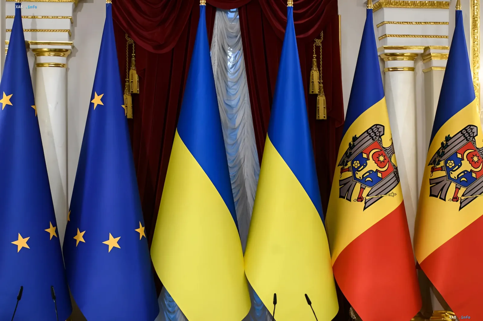 Прапори Європейського Союзу, України та Молдови на фоні офіційних переговорів про вступ до ЄС