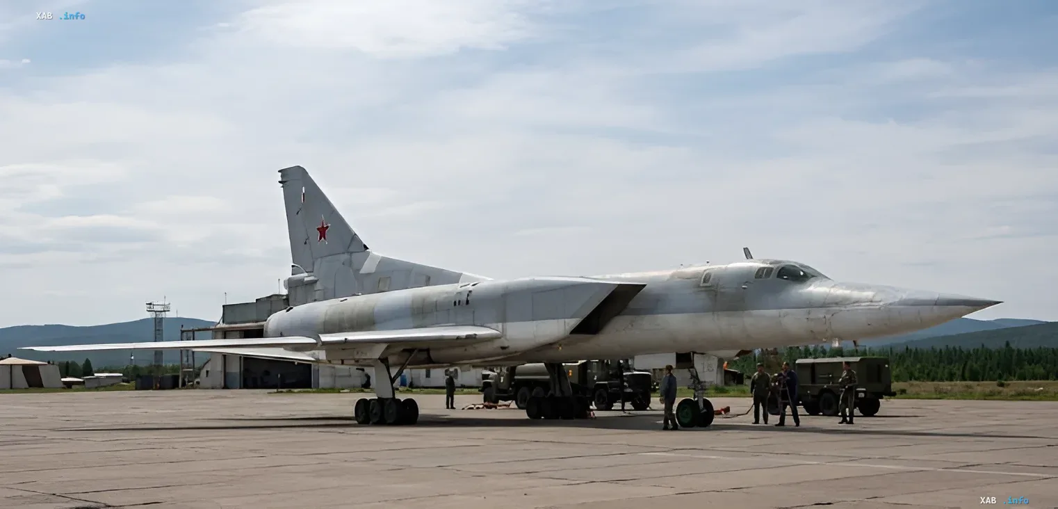 Стратегический бомбардировщик Ту-22М3 на аэродроме в Иркутской области после инцидента, экипаж спасен