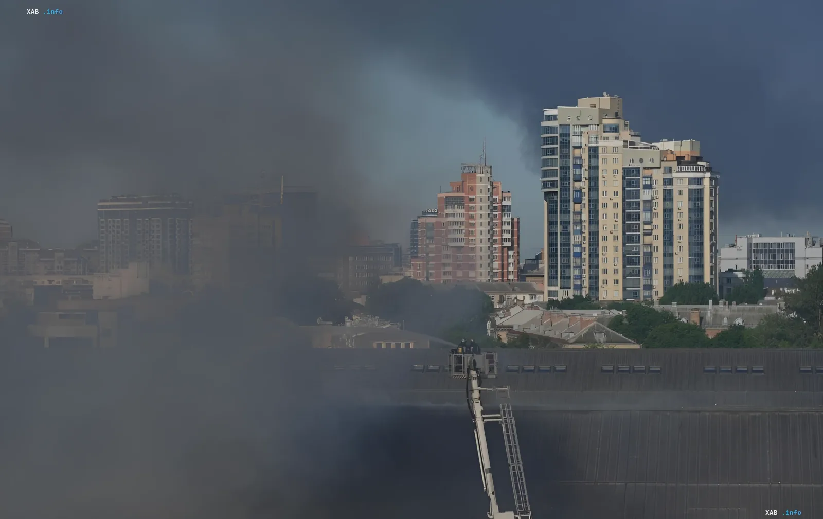Пожар в Киеве после массированного удара: густой дым над городом, пожарные на вышке тушат возгорание на крыше здания
