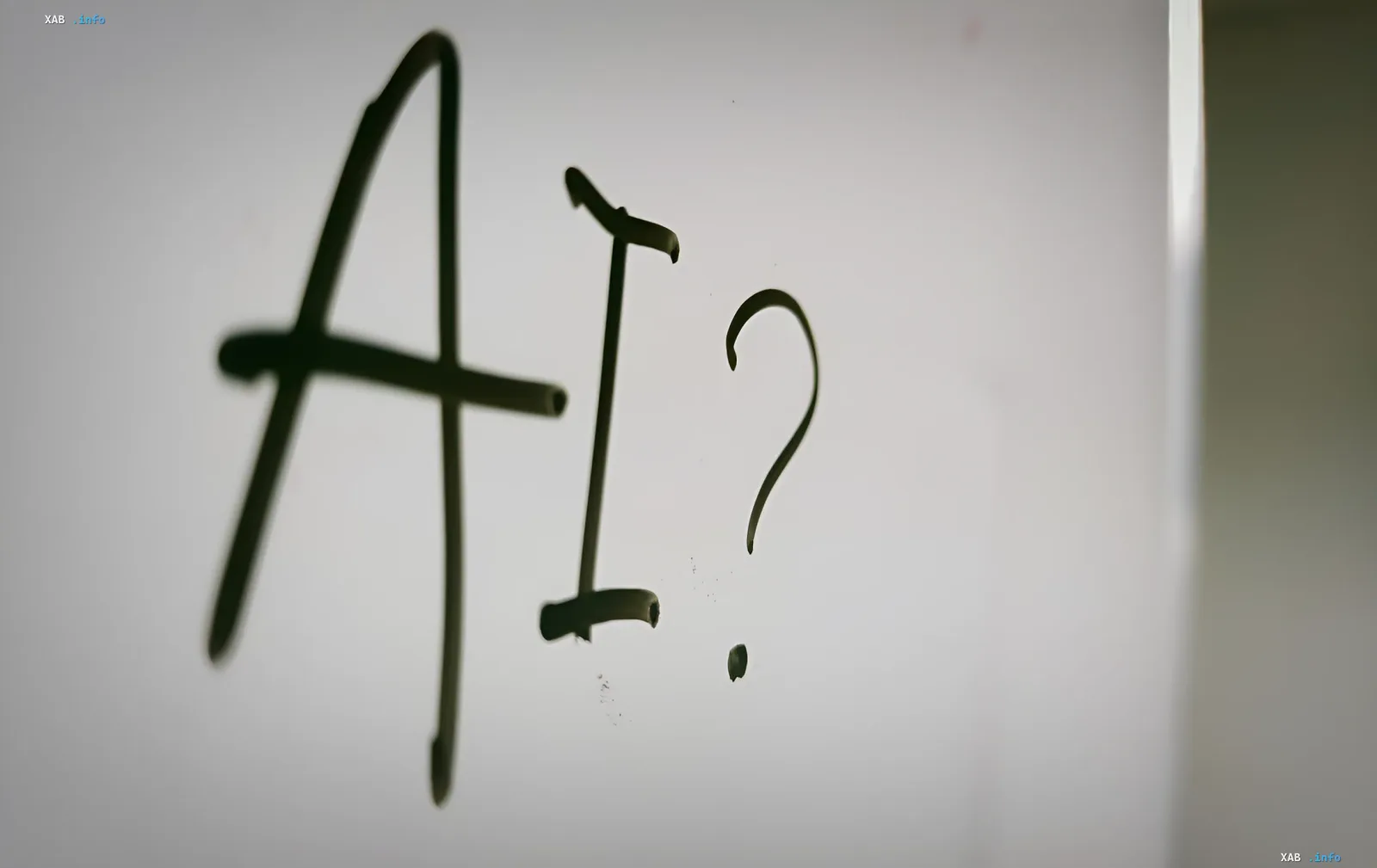Написанное от руки «AI?» на белой доске символизирует сомнения в достоверности отчетов, сгенерированных ИИ-агентами KPMG