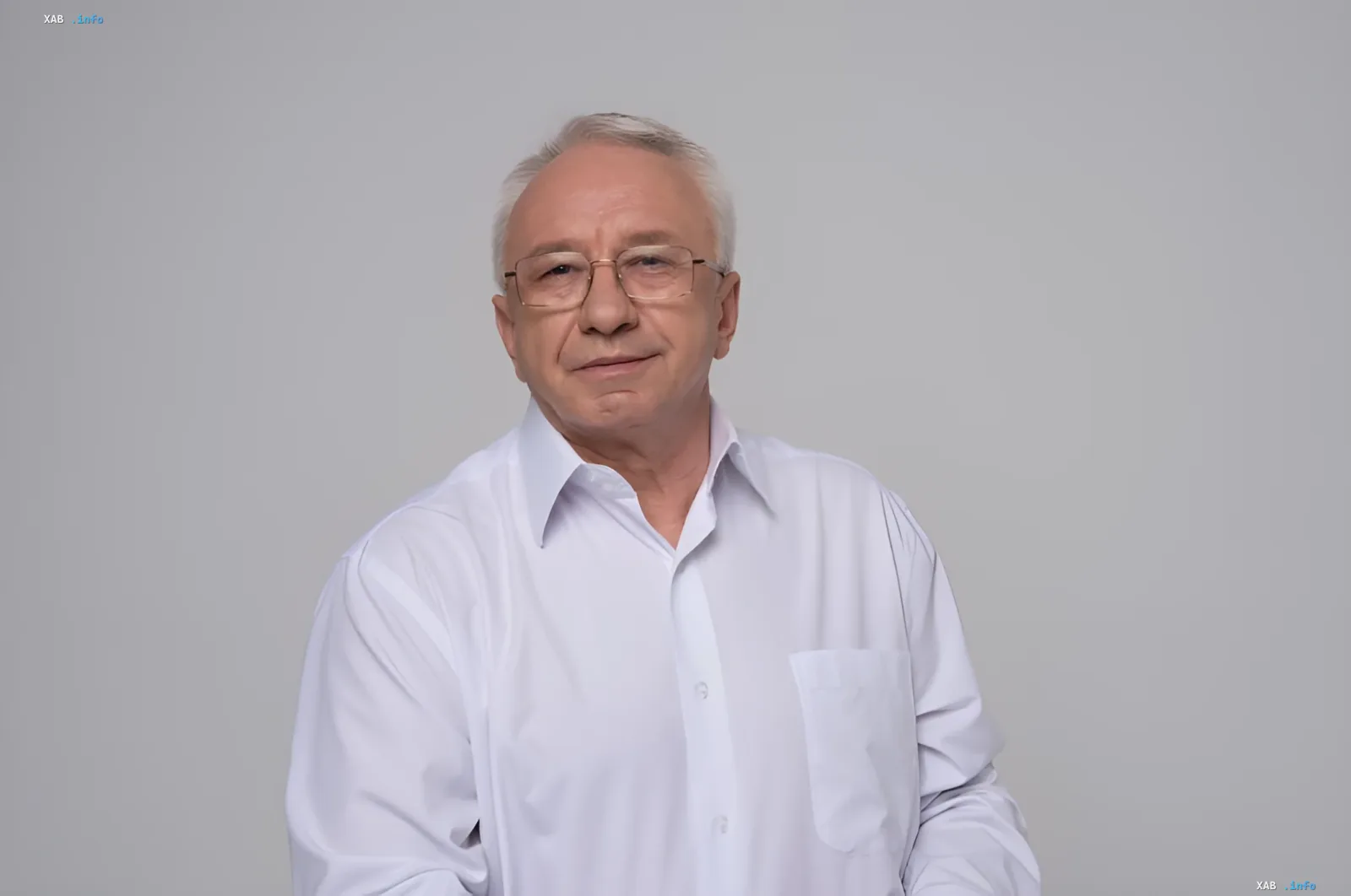 Депутат Кучеренко в белой рубашке и очках — критик жилищных ваучеров для ВПЛ, развенчавший миф об их эффективности