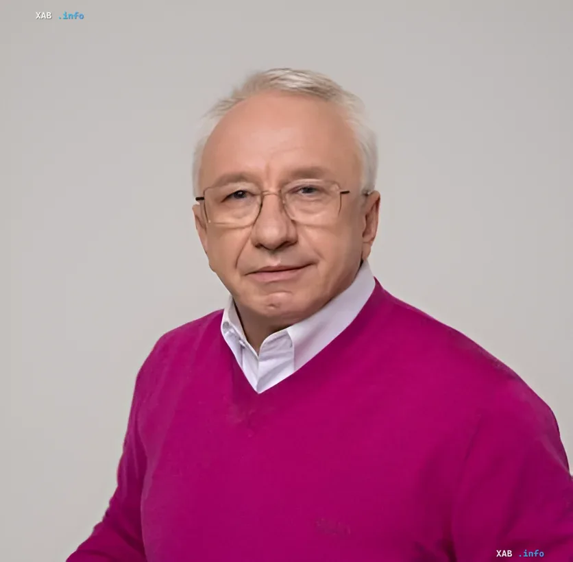 Фото депутата Кучеренко, критикующего систему жилищных ваучеров Депутат Кучеренко в ярком розовом свитере обсуждает жилищные ваучеры для ВПЛ