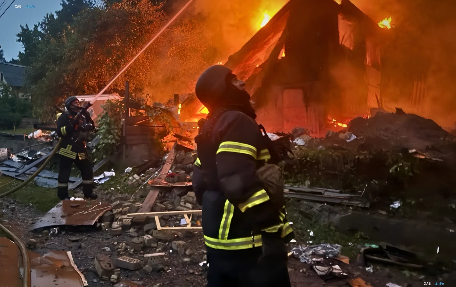 Пожежники гасять палаючий дім у Київській області після комбінованого удару РФ — ніч вогню, руйнування та постраждалі