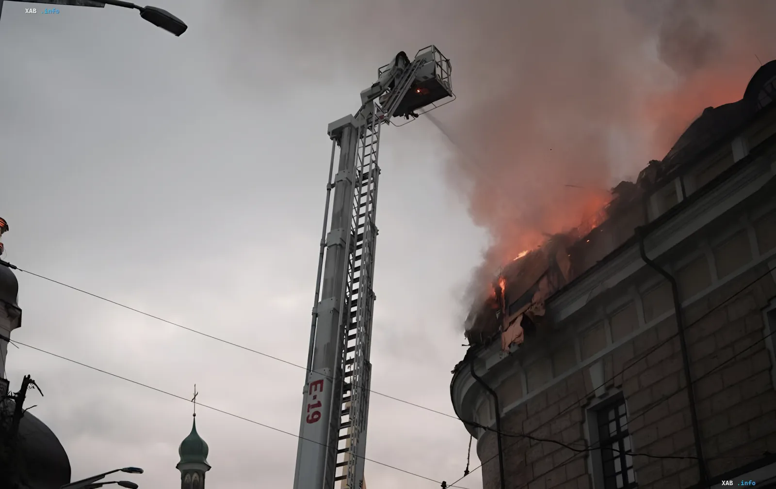 Пожар в здании Мистецького арсеналу в Киеве во время массированной атаки, пожарные тушат огонь с помощью автолестницы