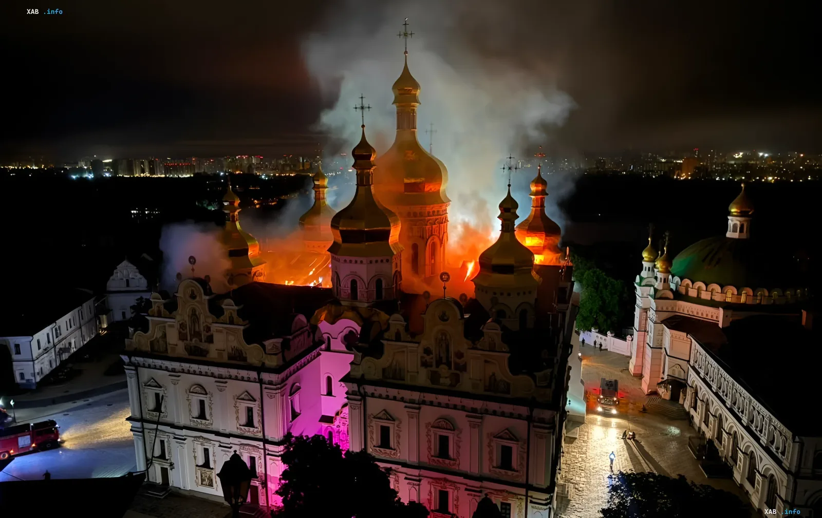 Пожежа в Успенському соборі Києво-Печерської лаври вночі, видно золоті куполи та вогонь