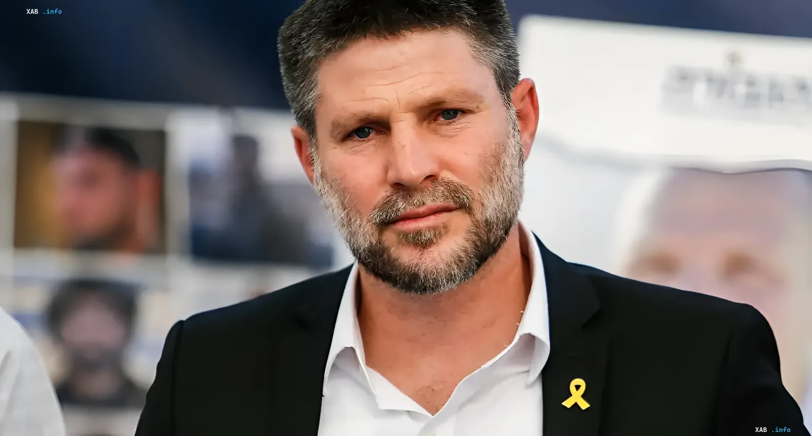 Бецалель Смотрич на фоне официального мероприятия, обсуждающий стратегические цели Израиля в контексте смены режима в Тегеране