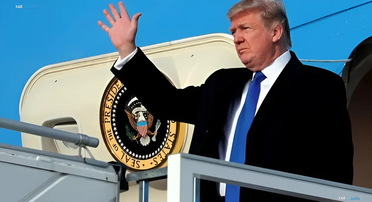 Дональд Трамп машет рукой у борта самолета с гербом президента США на фоне саммита G7 в Эвиане, где обсуждаются пошлины и отношения с Украиной