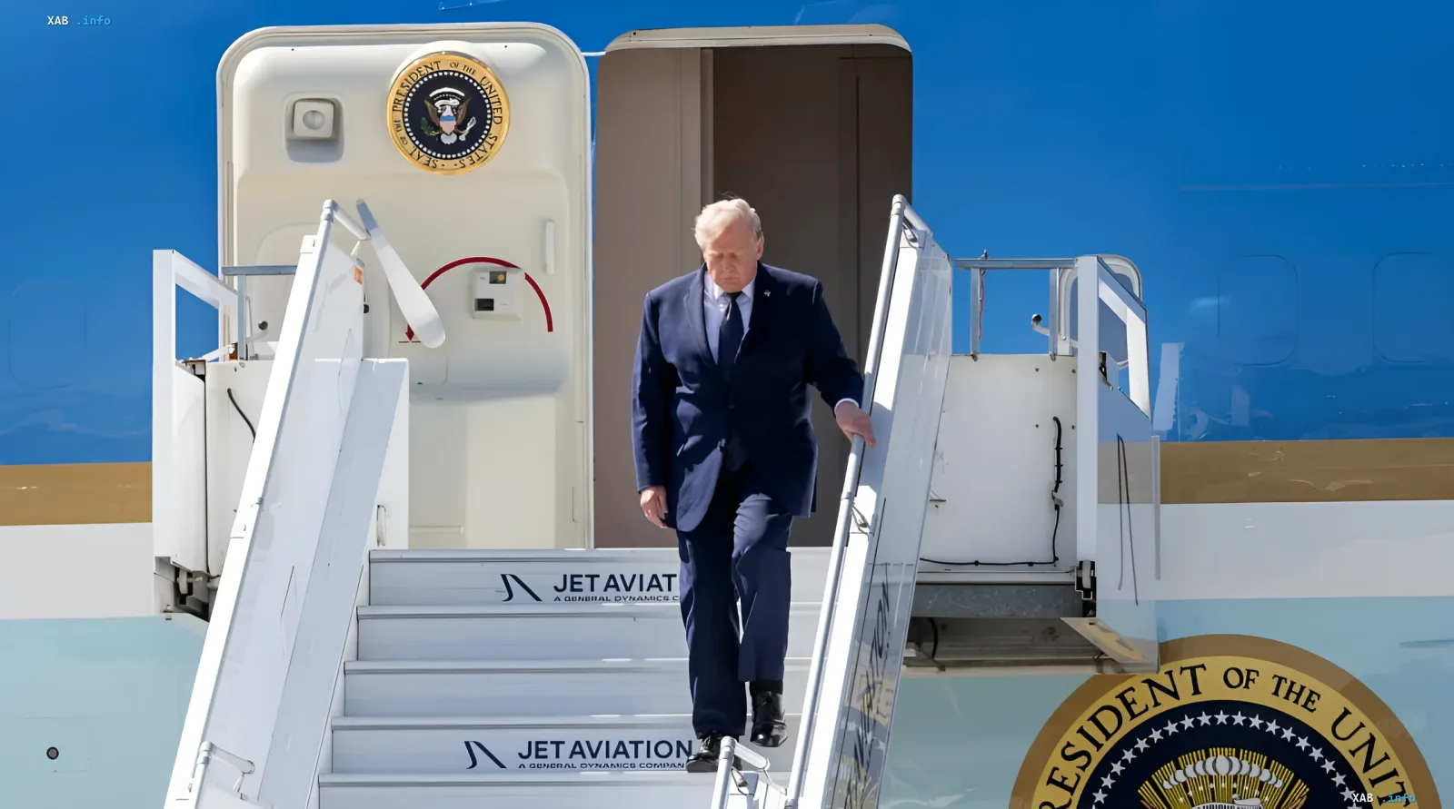 Трамп прибывает на саммит G7 в Эвиане — ключевые переговоры о пошлинах и Украине Дональд Трамп спускается по трапу самолета с гербом президента США перед саммитом G7 в Эвиане, где обсуждаются угрозы пошлин и отношения с Зеленским