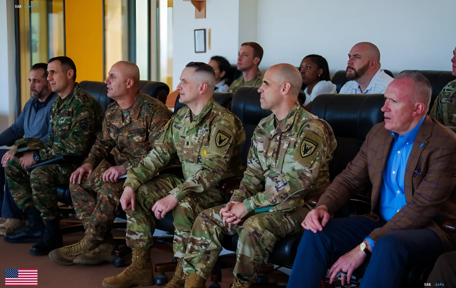 Військові в камуфляжній формі та цивільні особи на брифінгу щодо навчань Eagle Partner 2026 в Арменії