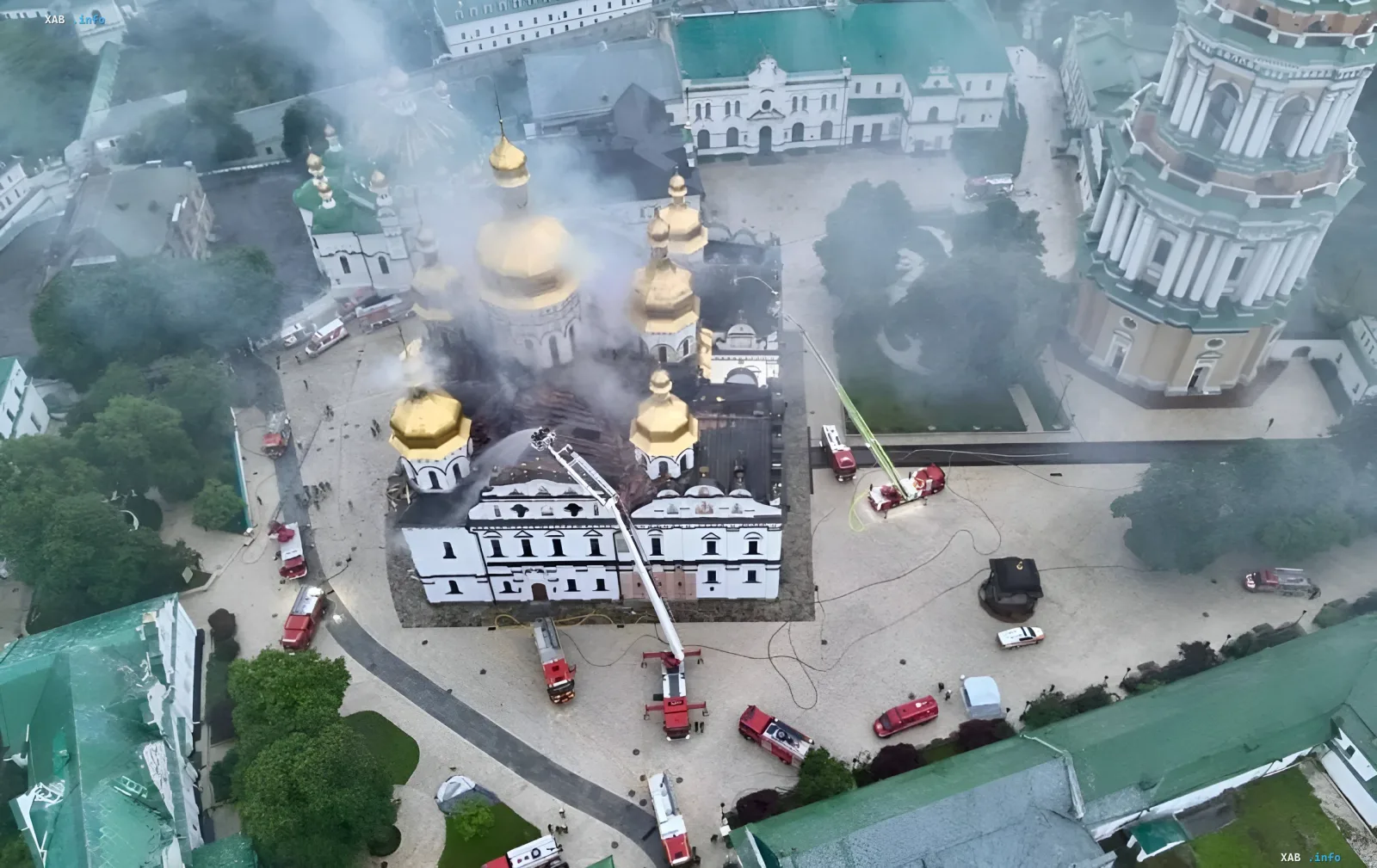 Аерозйомка пожежі в Успенському соборі Києво-Печерської лаври: пожежники гасять золоті куполи