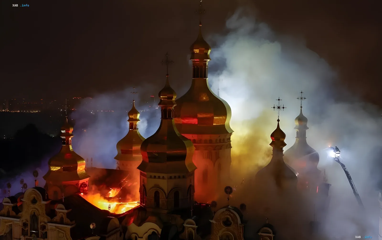 Пожар в Киево-Печерской Лавре ночью: золотые купола охвачены пламенем, пожарные тушат объект ЮНЕСКО