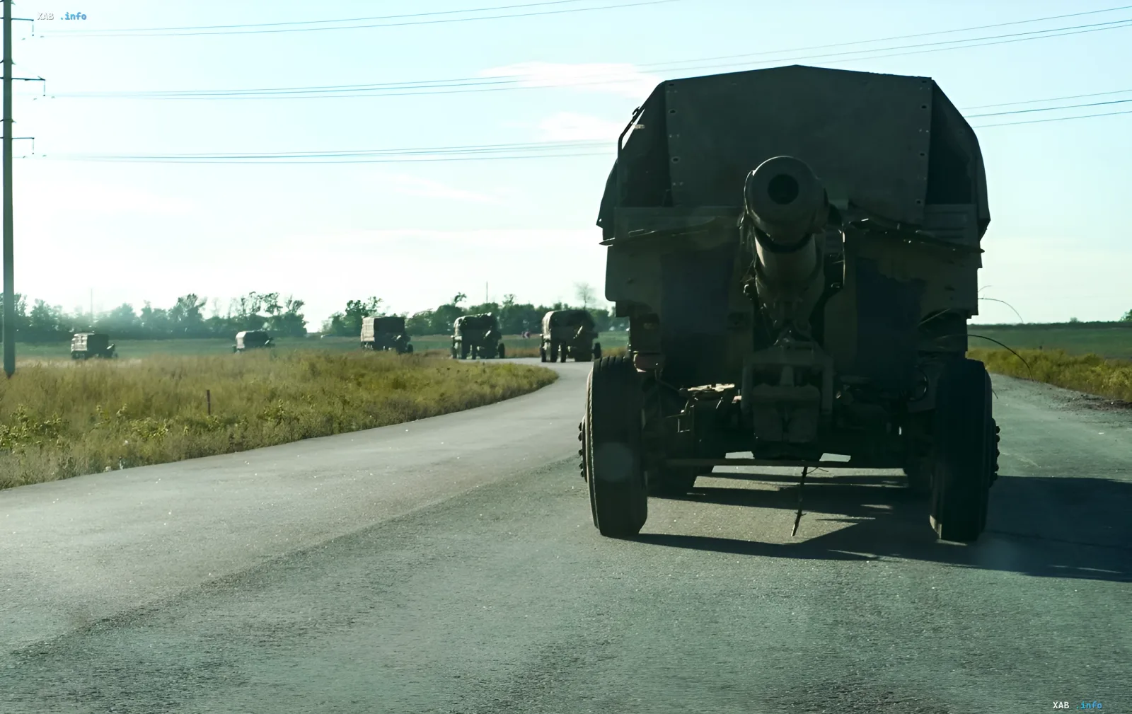 Российская военная колонна с артиллерией движется по дороге на оккупированной Донетчине, став целью удара по логистике