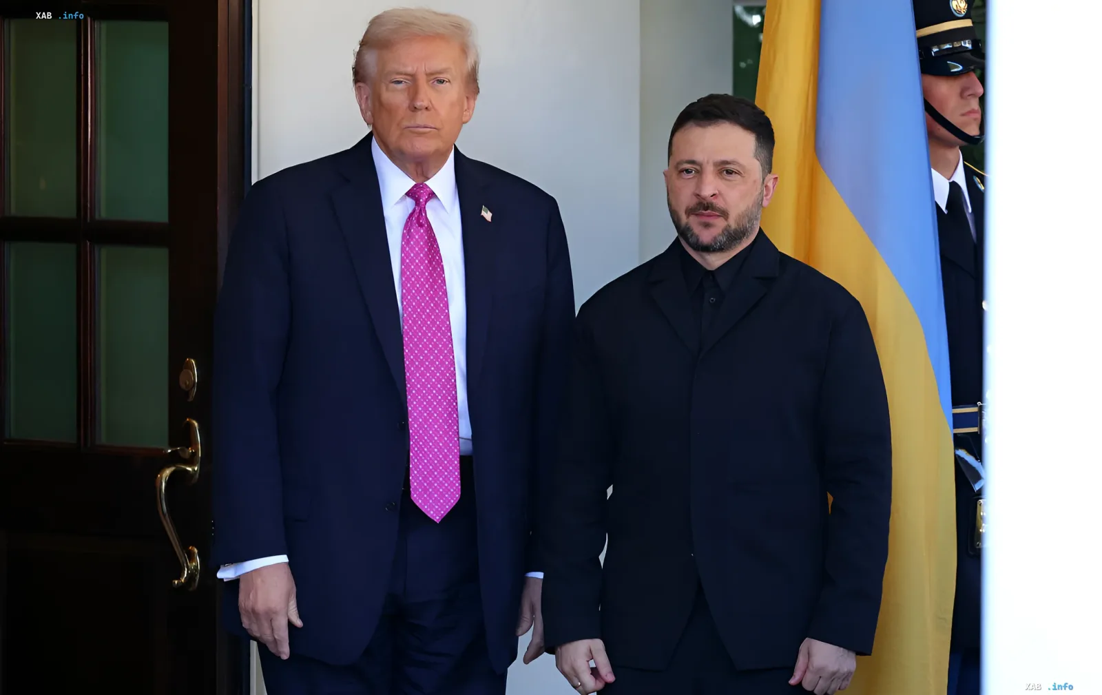 Дональд Трамп и Владимир Зеленский стоят рядом на фоне украинского флага, что символизирует их политические отношения в контексте обвинений Зеленского против Путина в циничном совпадении удара в день рождения Трампа