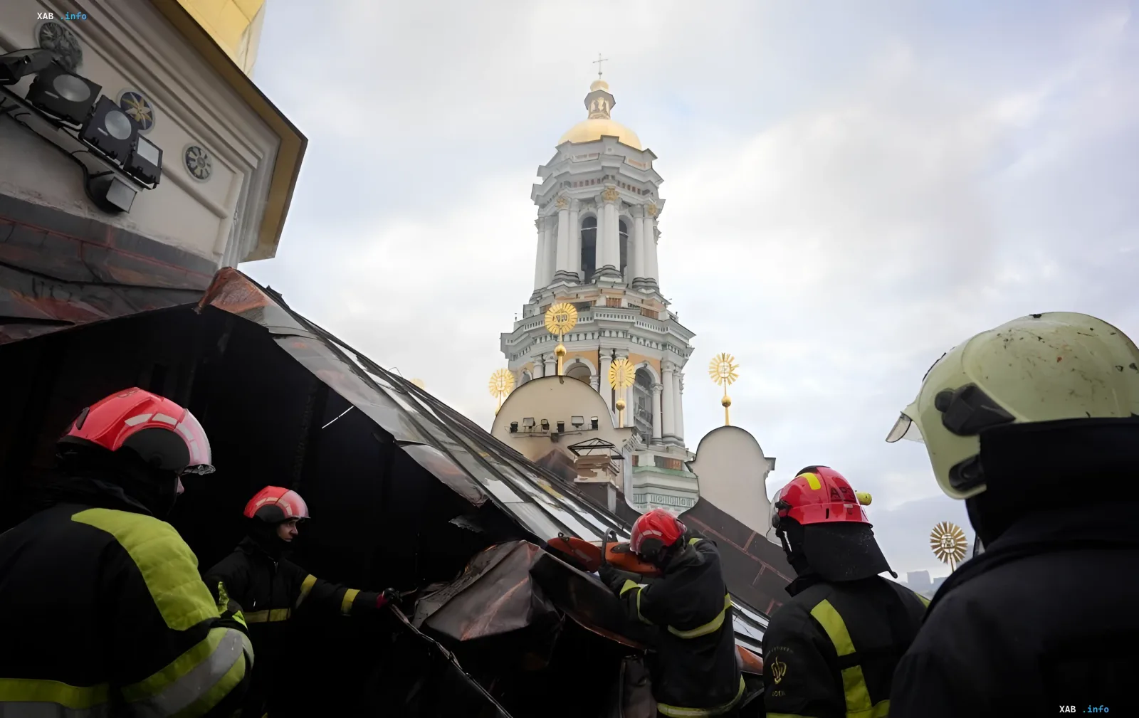 Пожарные тушат пожар на крыше здания рядом с колокольней Киево-Печерской лавры после удара, что стало поводом для обвинений Украины в адрес ЮНЕСКО