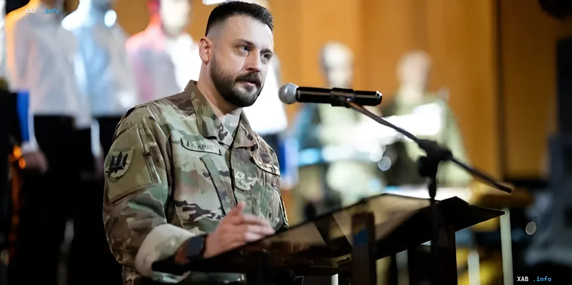 Президент Украины Владимир Зеленский в военной форме выступает с речью у микрофона, обсуждая мотивацию солдат на фронте